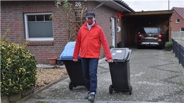 Mit zwei Mülltonnen zum Straßenrand zu gehen, kann sich Peter Valentinitsch künftig sparen: Für jede Mülltonne - grau, gelb und blau - hat er jetzt unterschiedliche Abfuhrtage.
