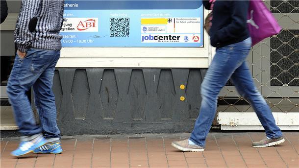 Zwei Männer am Schaufenster. 