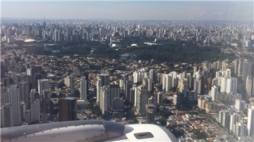 Blick aus dem Fenster eines Flugzeuges auf Sao Paulo. 