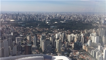 Blick aus dem Fenster eines Flugzeuges auf Sao Paulo. 