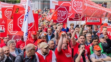 Mitarbeitende stehen bei einer Demonstration vor der Konzernzentrale von Thyssenkrupp.
