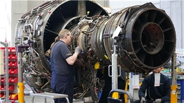 Mitarbeiter arbeiten an einer Flugzeugturbine in der Triebwerksüberholungswerkstatt auf dem Gelände der Lufthansa Technik AG.