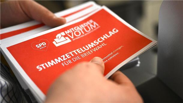 Mitarbeiter bereiten die Abstimmung der Berliner SPD zum Koalitionsvertrag vor.