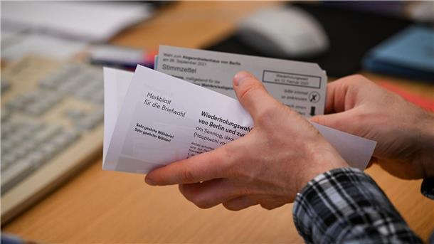 Panne vor Wahlwiederholung in Berlin Mitarbeiter bereiten Wahlunterlagen für die Briefwahl vor.