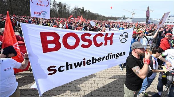 Bosch: Offen für Alternativen zum Stellenabbau Mitarbeiter demonstrieren für eine Mitbestimmung bei dem von Bosch geplanten Stellenabbau.