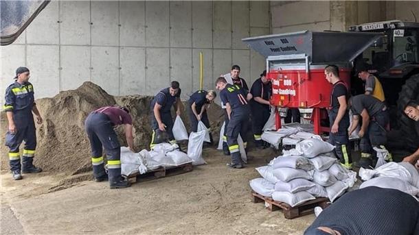 Mitarbeiter der Feuerwehr befüllen in Deutschlandsberg (Steiermark) Sandsäcke im Kampf gegen die Überflutungen in der Gegend.