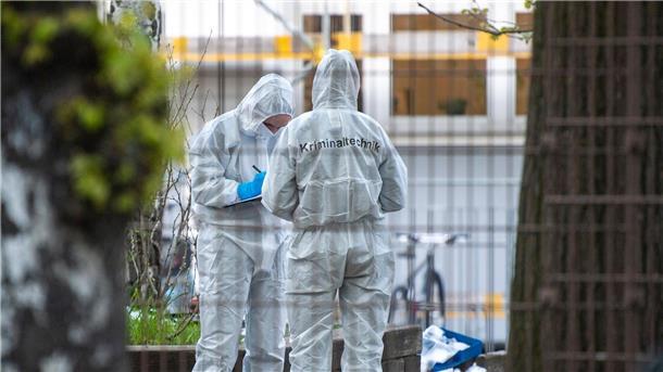 Messerangriff an Schule: Ermittler sprechen von „Zufallstat“ Mitarbeiter der Kriminaltechnik stehen in der Nähe der Schule in Neukölln.