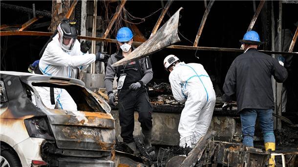 Bild der Verwüstung: Drei Tote nach Brand in Düsseldorf Mitarbeiter der Kriminaltechnischen Untersuchung (KTU) im Einsatz.