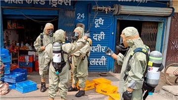 Mitarbeiter der National Disaster Response Force (NDRF) bei der Evakuierung von Menschen nach einem Gasleck in Ludhiana.