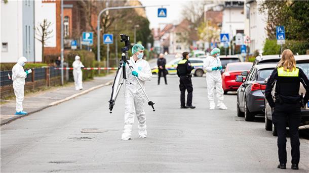 Tödliche Polizeischüsse in Nienburg: Leichnam obduziert Mitarbeiter der Spurensicherung der Polizei arbeiten am Tatort in Nienburg.