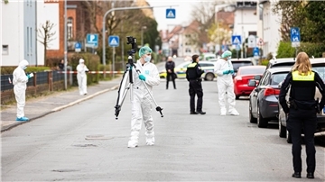 Mitarbeiter der Spurensicherung der Polizei arbeiten am Tatort in Nienburg.