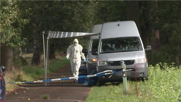Menschliche Knochen gehören zu Leiche von Würmsee-Mord Mitarbeiter der Spurensicherung in dem Waldstück bei Fuhrberg im Einsatz.