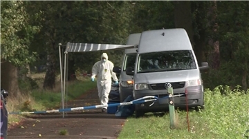 Mitarbeiter der Spurensicherung in dem Waldstück bei Fuhrberg im Einsatz.