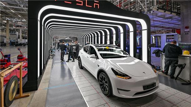 Mitarbeiter der Tesla Gigafactory Berlin Brandenburg arbeiten an der Endkontrolle der fertigen Elektrofahrzeuge vom Typ Model Y.