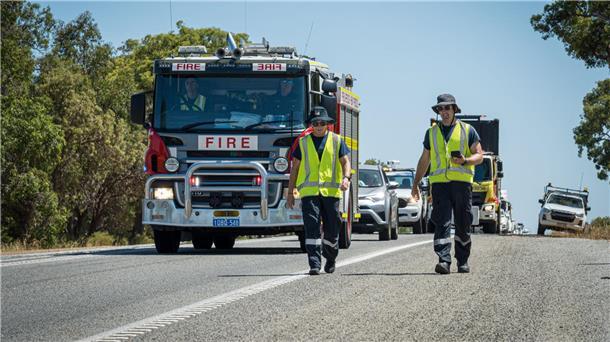 Vermisste radioaktive Kapsel in Westaustralien gefunden Mitarbeiter des Department of Fire and Emergency Services suchen nach der winzigen Kapsel.