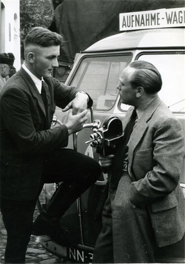 „Bordell mit Bahnanschluss“ und Folklore: Die Wesermarsch in alten Filmen Mitarbeiter des Filmteams am Aufnahmewagen in Seefeld im August 1955