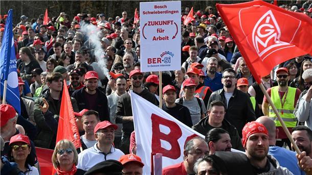 Mitarbeiter des Industriekonzerns Bosch bei einer Kundgebung der IG-Metall und des Bosch-Gesamtbetriebsrats in Gerlingen.