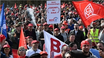 Mitarbeiter des Industriekonzerns Bosch bei einer Kundgebung der IG-Metall und des Bosch-Gesamtbetriebsrats in Gerlingen.