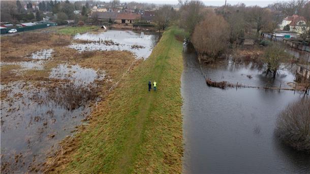 Hochwassergefahr steigt in mehreren Bundesländern Mitarbeiter des Landesbetriebs für Hochwasserschutz in Wolmerstedt in Sachsen-Anhalt laufen einen Deich ab.