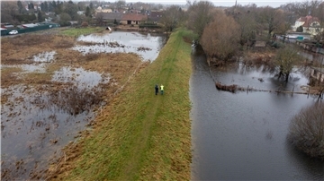Mitarbeiter des Landesbetriebs für Hochwasserschutz in Wolmerstedt in Sachsen-Anhalt laufen einen Deich ab.