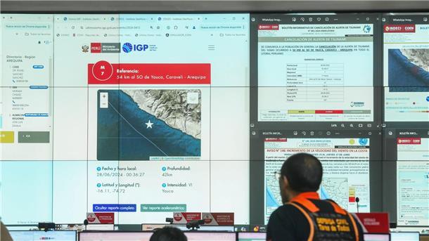 Starke Beben erschüttern Perus Küste Mitarbeiter des peruanischen Zivilschutzes verolgen das starke Erdbeben auf Monitoren.