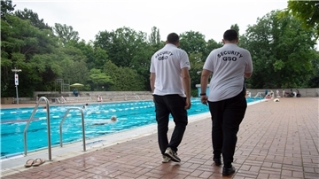 Mitarbeiter des Sicherheitsdienstes „Security GSO“ drehen im Berliner Prinzenbad ihre Runden.