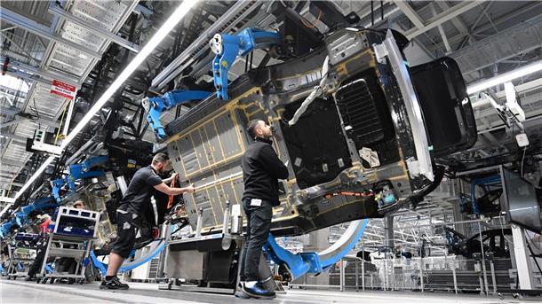 EY-Analyse: Autobauer legen bei Umsatz und Gewinn zu  Mitarbeiter des Stuttgarter Autoherstellers Mercedes-Benz arbeiten in der Factory 56 im Merecdes-Benz Werk.