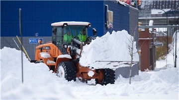 Mitarbeiter des Winterdienstes räumen in Buffalo Schnee weg.