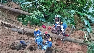 Mitarbeiter des Zivilschutzes suchen in Batang Kali nach Überlebenden.