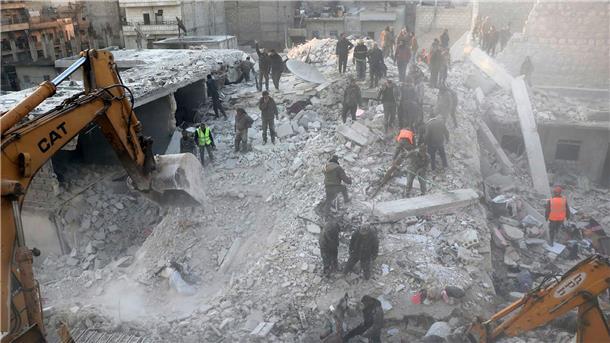 Haus in Aleppo stürzt ein - mindestens 16 Tote Mitarbeiter des Zivilschutzes und Zivilisten sind an der Einsturzstelle im Einsatz.