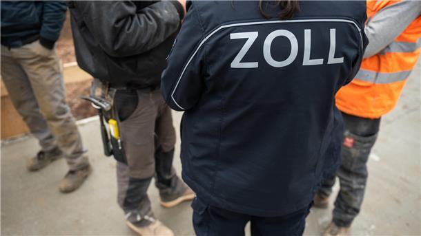Mitarbeiter des Zolls kontrollieren hier Bauarbeiter, ob sie als Schwarzarbeiter unterwegs sind. 