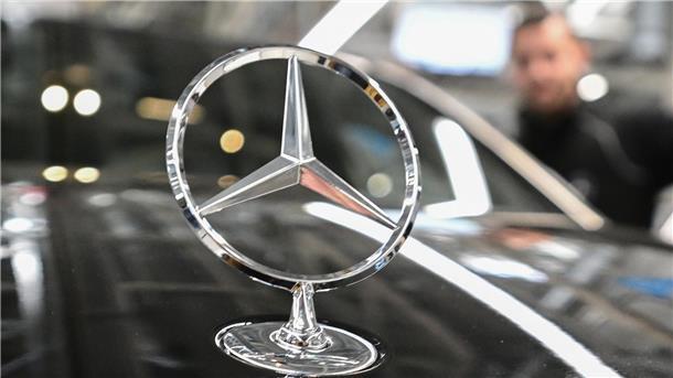 Mercedes verdient dank höherer Preise mehr Mitarbeiter in der Fertigung am Band von Oberklasse- und Luxusfahrzeugen von Mercedes-Benz.