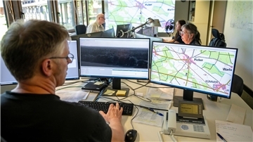 Niedersachsen bei Waldbrandprävention gut aufgestellt Mitarbeiter in der Waldbrandzentrale blicken auf Monitore und werten Bilder von Waldbrandüberwachungskameras aus. In vielen Gebieten in Niedersachsen herrscht erhöhte Waldbrandgefahr.