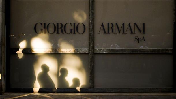 Bilder des Tages Mitarbeiter nehmen Abschied von der verstorbenen Modeikone Giorgio Armani.