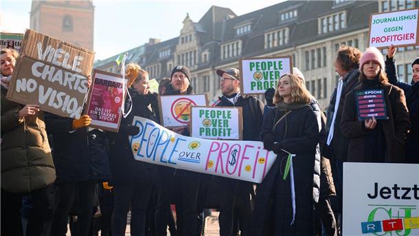 Mitarbeiter von Gruner + Jahr protestieren mit Plakaten auf dem Hamburger Rathausmarkt gegen den geplanten Stellenabbau.
