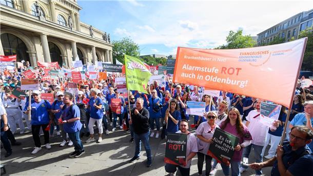 Mitarbeiter von Krankenhäusern demonstrieren vor der Oper.