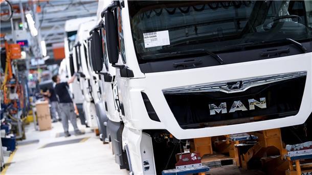 Mitarbeiter von MAN Truck & Bus arbeiten in einer Produktionsstraße. MAN Truck & Bus ist ein Unternehmen der Traton SE.