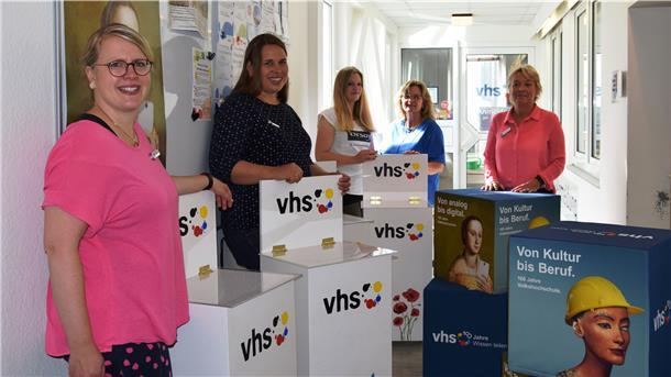 Mitarbeiterinnen der Volkshochschule stellen das neue Programm vor.