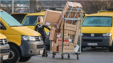 Mitarbeiterinnen und Mitarbeiter der Post haben viel zu schleppen. Manche Pakete wiegen mehr als 30 Kilo. Bis zu 31,5 Kilo sind nach Poststandards erlaubt. Zu viel, sagt die Gewerkschaft Verdi und fordert eine Begrenzung auf 20 Kilo.