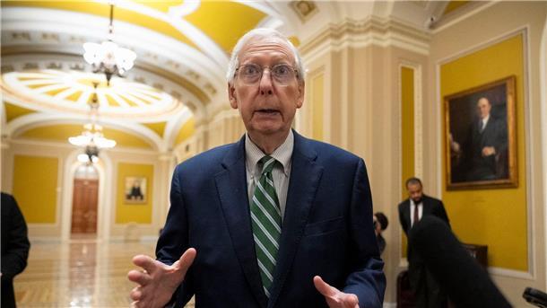 US-Kongress verhindert Shutdown - Ukraine als Verlierer Mitch McConnell, Republikaner aus Kentucky und Führer der Minderheit im Senat, spricht zu Reportern nachdem der Senat eine 45-tägige Finanzierungsvorlage für die Offenhaltung von Bundesbehörden verabschiedet hat.