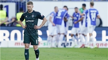 Mitchel Weiser wirkt ratlos, im Hintergrund jubelt Darmstadt 98.