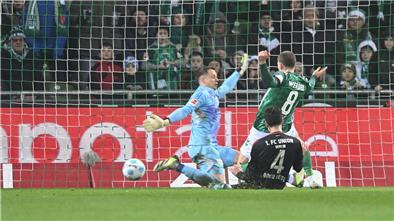 Mitchell Weiser (M) und Werder Bremen sind weiter auf Kurs.