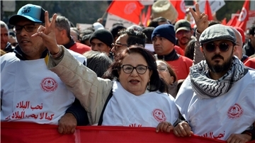Mitglieder der Allgemeinen Tunesischen Arbeitergewerkschaft (UGTT) protestieren in Tunis gegen die Politik von Präsident Saied teil.
