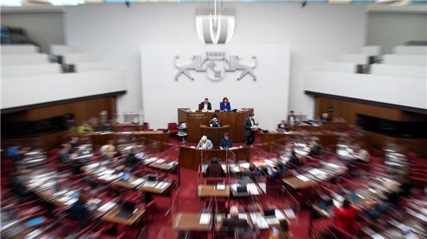 Nur ein Weiter so? Bremen steuert wieder auf Rot-Grün-Rot zu Mitglieder der Bremischen Bürgerschaft nehmen an einer Plenarsitzungen teil.