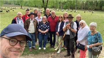 Mitglieder der Delegation aus der britischen Partnerstadt Falmouth besuchen die Heidelandschaft.
