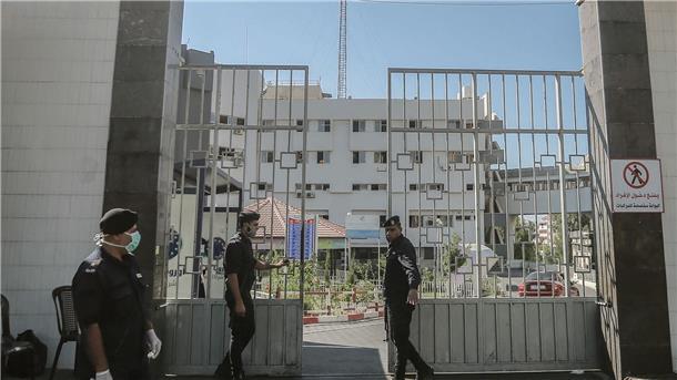 Mitglieder der islamistischen Hamas bewachen die Tore des Schifa-Krankenhaus in Gaza, das nach israelischer Darstellung auch als Hamas-Kommandozentrum diente.(Archivbild)