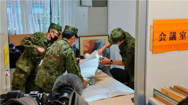 Mitglieder der japanischen Selbstverteidigungsstreitkräfte organisieren sich nach Berichten über den nordkoreanischen Raketenstart.
