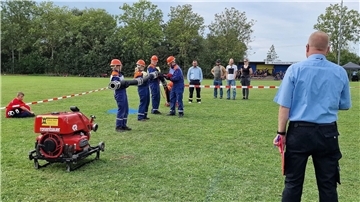 Mitglieder der Jugendfeuerwehren zeigten ihr Können um den Kuppelpokal.