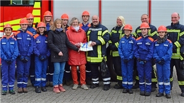 Mitglieder der Jugendfeuerwehrmitglieder Wilstedt mit Bettina Elmers (schwarze Jacke), Ingrid Augat (rote Jacke), Michael Goergens, Miriam Goergens sowie Tobias Ehlke und Fabian Keller.