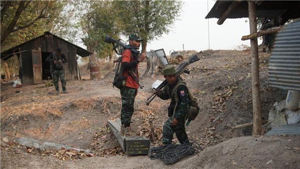 Mitglieder der Karen National Liberation Army sammeln Waffen ein, nachdem sie einen Außenposten der Armee im südlichen Teil der Stadt Myawaddy erobert haben.